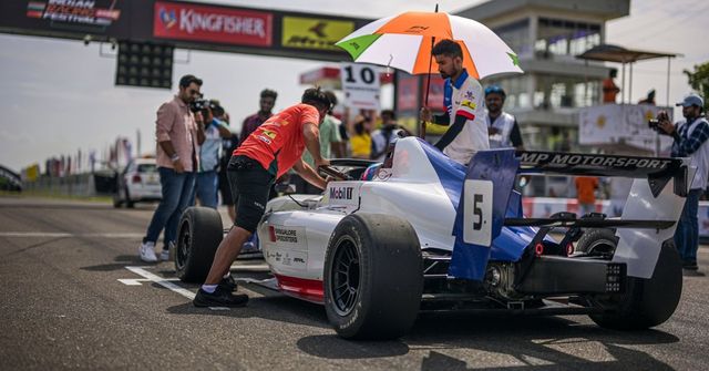 A crew works on a Mygale M21-F4 on the grid before the start