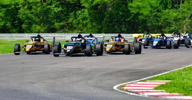 The F4 Indian Championship pack four abreast at Kari Motor Speedway